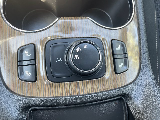 Used 2021 GMC Acadia SLE w/ Driver Convenience Package FWD image 17