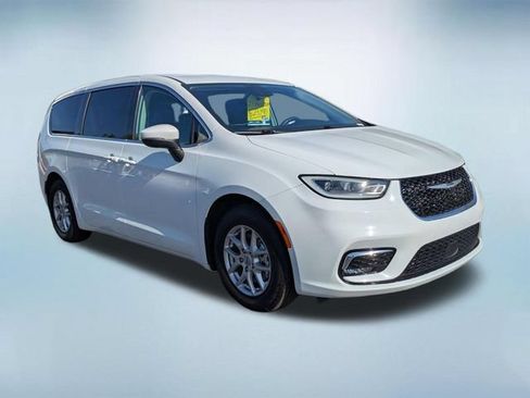 Used 2023 Chrysler Pacifica Touring-L FWD image 9