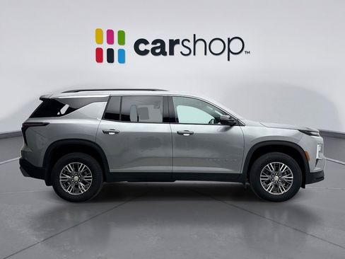 Used 2025 Chevrolet Traverse LT w/ Driver Confidence Package image 6