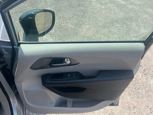 Used 2024 Chrysler Pacifica Touring-L FWD image 41