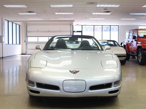 Used 2002 Chevrolet Corvette Convertible w/ Preferred Equipment Group1 image 13