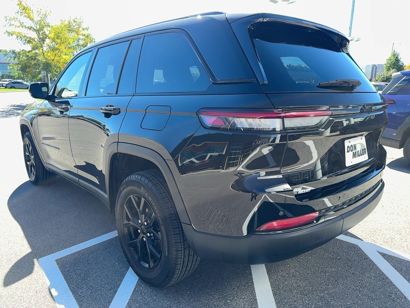 Used 2025 Jeep Grand Cherokee Altitude AWD/4WD image 7
