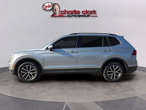 Used 2020 Volkswagen Tiguan SE w/ Panoramic Sunroof Package FWD image 3
