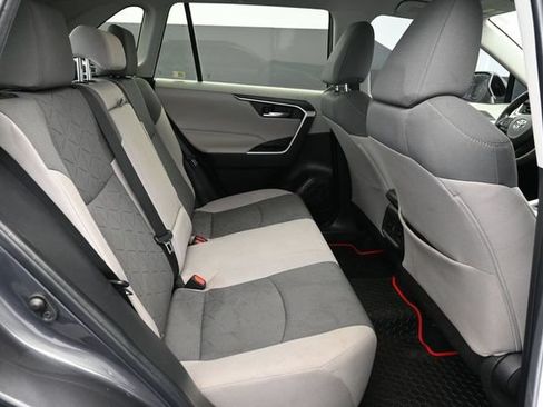 Used 2022 Toyota RAV4 XLE AWD/4WD image 30