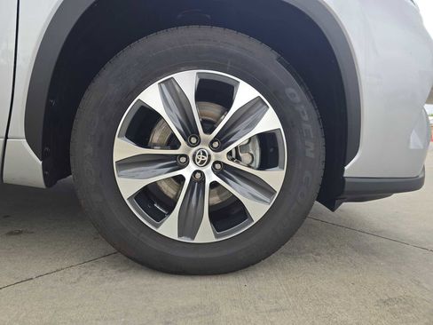 Certified 2025 Toyota Highlander XLE FWD image 9