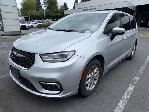 Used 2023 Chrysler Pacifica Touring-L FWD image 1