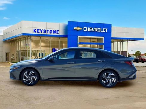 Used 2025 Hyundai Elantra Sport FWD image 4
