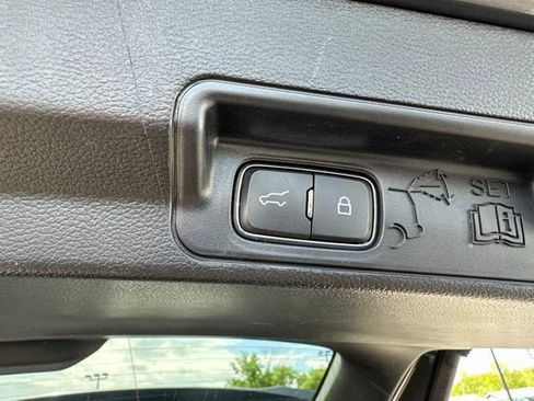 Used 2022 Ford Explorer Limited w/ Equipment Group 301A AWD/4WD image 19