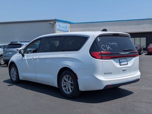 Used 2023 Chrysler Pacifica Touring-L FWD image 7