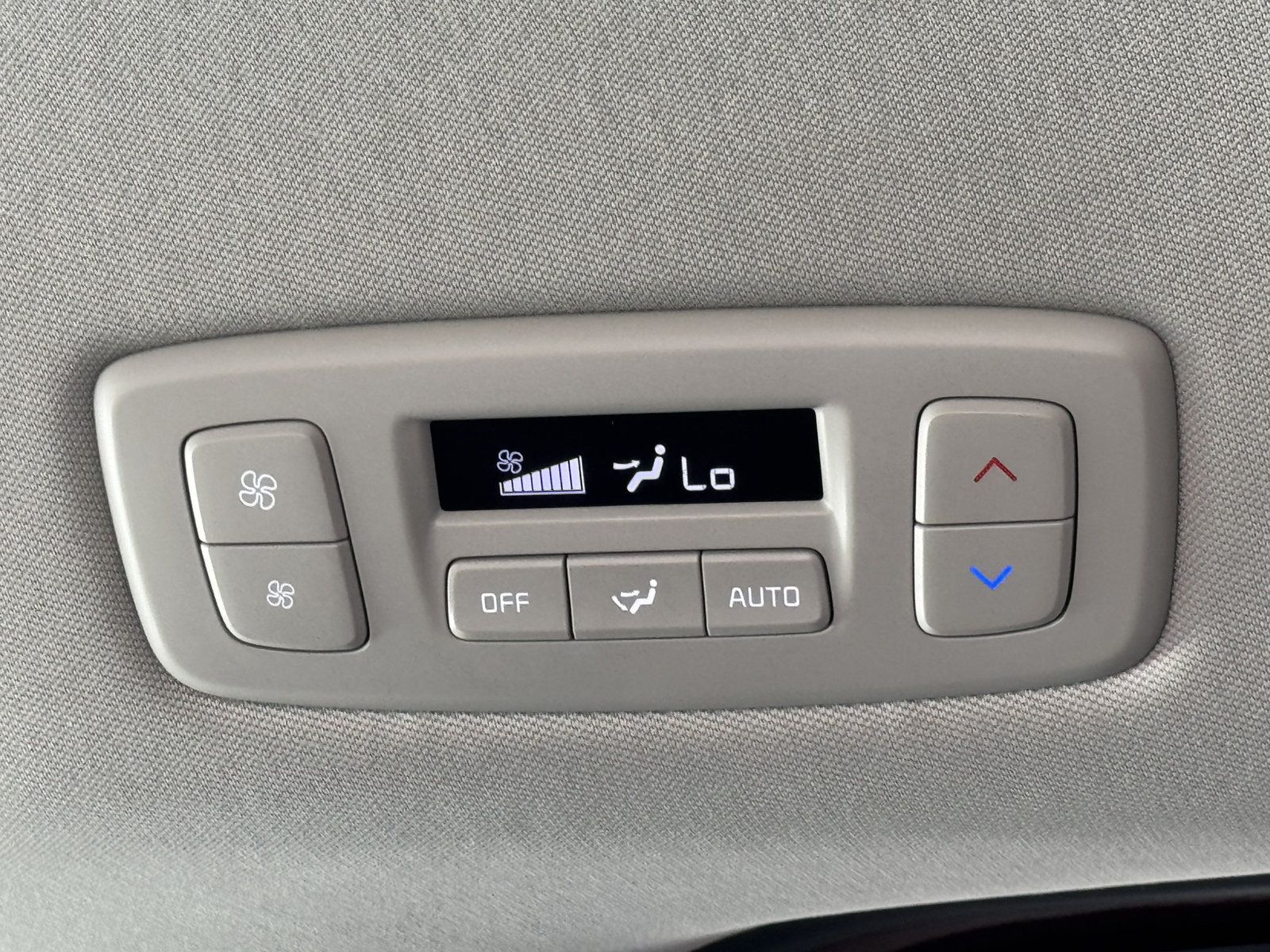 Used 2025 Kia Carnival FWD image 23