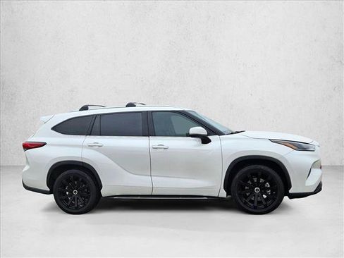 Used 2021 Toyota Highlander XLE image 4