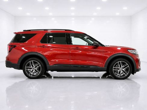 Used 2025 Ford Explorer ST-Line w/ ST-Line Street Pack AWD/4WD image 6
