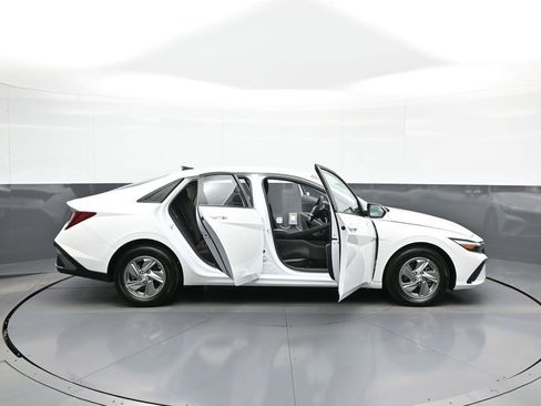 Certified 2025 Hyundai Elantra SE image 41