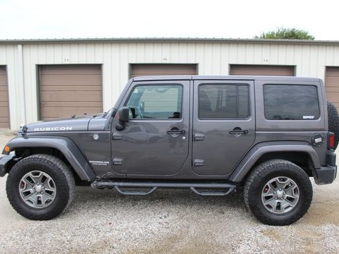 Used 2017 Jeep Wrangler Unlimited Rubicon w/ Connectivity Group AWD/4WD image 3