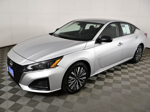 Used 2024 Nissan Altima 2.5 SV FWD image 10