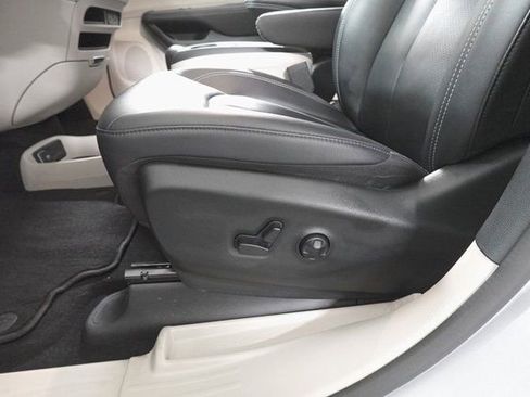 Used 2024 Chrysler Pacifica Touring-L image 10