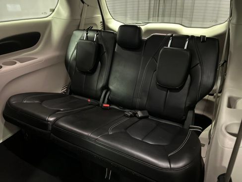 Used 2023 Chrysler Pacifica Touring-L FWD image 24