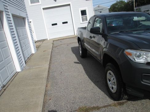 Used 2017 Toyota Tacoma SR5 image 5