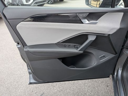 Used 2025 Volkswagen Tiguan SE R-Line image 11