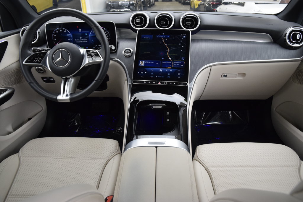 Used 2025 Mercedes-Benz GLC 350e 4MATIC image 19