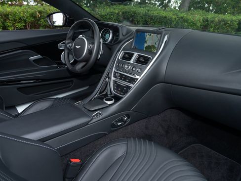 Used 2022 Aston Martin DB11 Volante RWD image 17