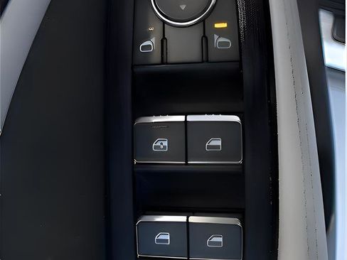 Used 2023 Nissan Rogue SL w/ SL Premium Package image 17