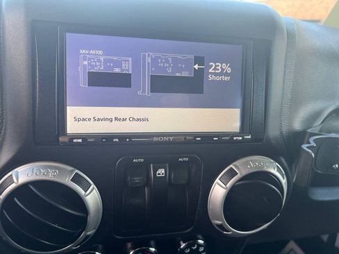 Used 2018 Jeep Wrangler Sahara w/ Connectivity Group AWD/4WD image 22