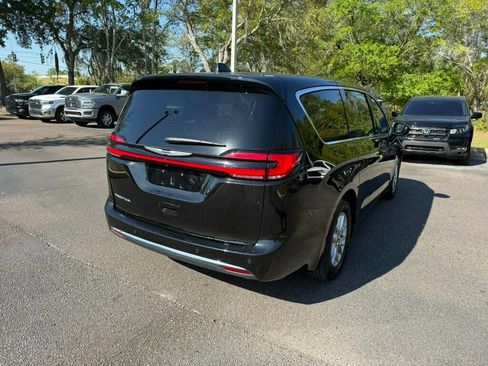 Used 2025 Chrysler Pacifica Select image 10