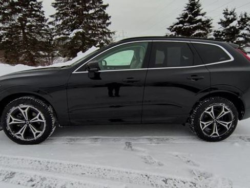 Used 2022 Volvo XC60 B5 Momentum w/ Climate Package image 5
