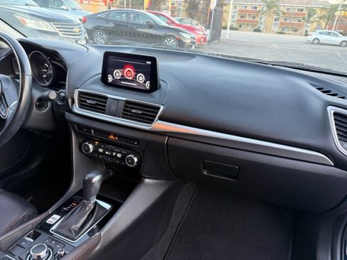 Used 2018 MAZDA MAZDA3 Touring image 21