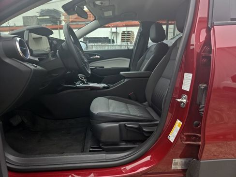 Used 2025 Chevrolet Trax LT w/ LT Convenience Package FWD image 5