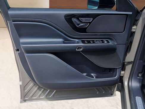 Used 2025 Lincoln Aviator 2WD image 22
