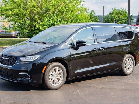 Used 2025 Chrysler Pacifica Select FWD image 4
