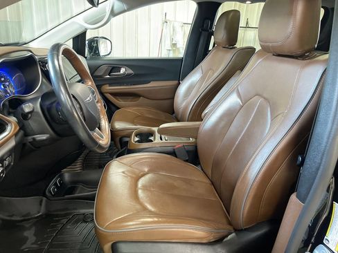 Used 2019 Chrysler Pacifica Limited w/ Advanced Safetytec Group FWD image 14