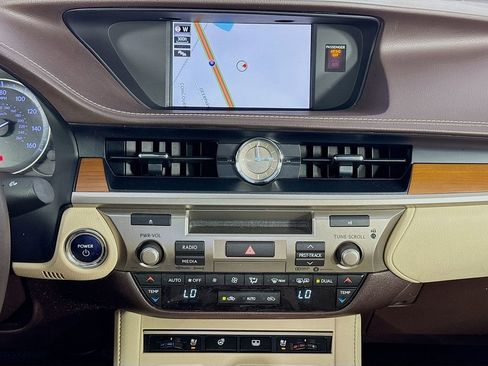 Used 2017 Lexus ES 300h w/ Luxury Package image 32