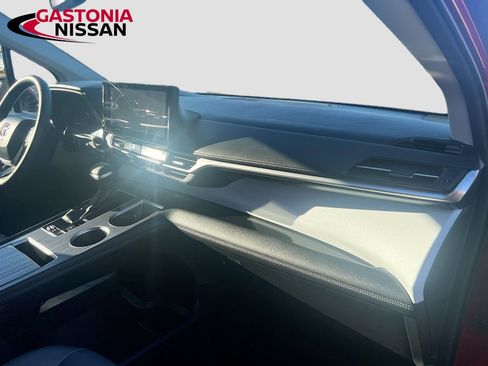 Used 2025 Toyota Sienna XLE image 40