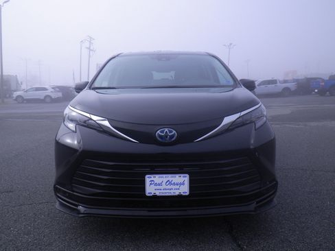 Used 2024 Toyota Sienna LE image 2