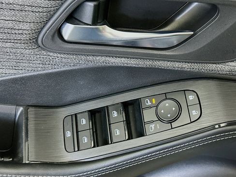 Used 2023 Nissan Rogue SV image 15