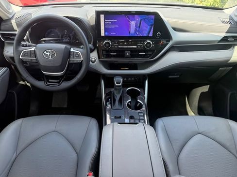 Used 2024 Toyota Highlander Platinum FWD image 27