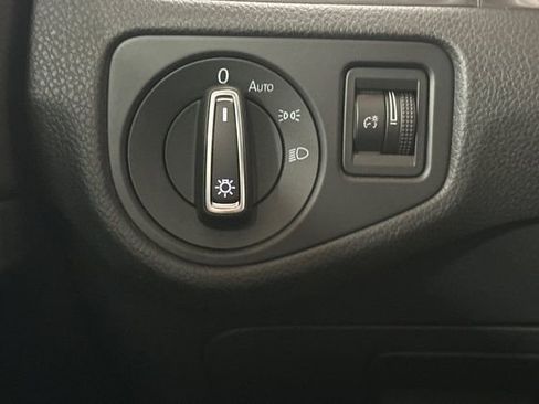 Used 2016 Volkswagen e-Golf SE image 32