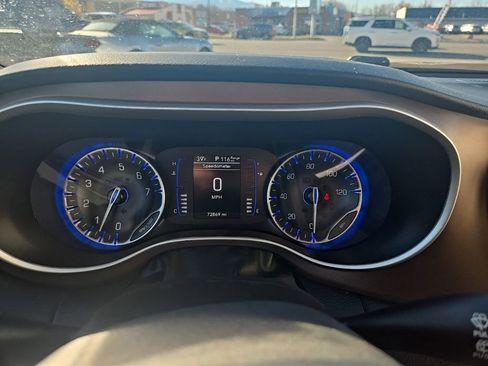 Used 2023 Chrysler Voyager LX image 16