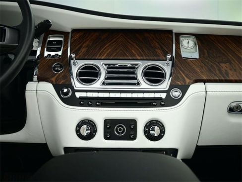 Used 2016 Rolls-Royce Dawn image 13