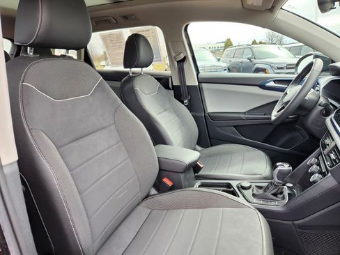 Used 2023 Volkswagen Taos SE w/ Panoramic Sunroof Package image 16