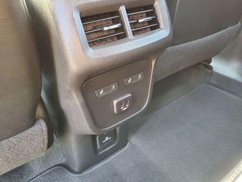 Used 2023 Chevrolet Equinox Premier image 29