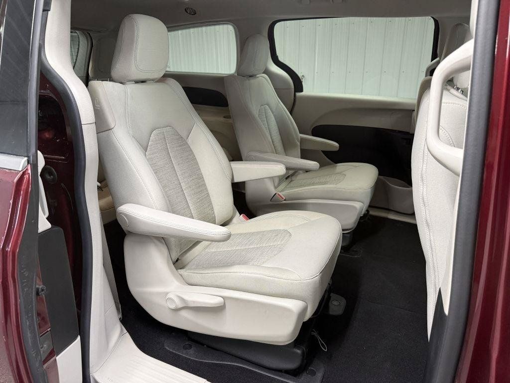 Used 2018 Chrysler Pacifica Touring Plus FWD image 32