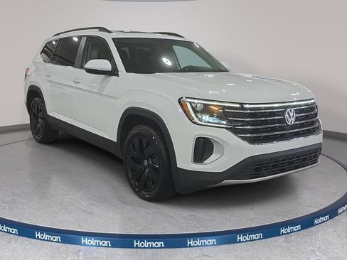 Used 2024 Volkswagen Atlas SE w/ Panoramic Sunroof Package image 4