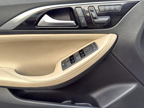 Used 2018 INFINITI QX30 Premium w/ Navigation Package image 35