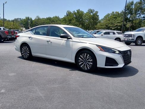Used 2025 Nissan Altima 2.5 SV FWD image 2
