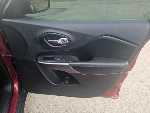 Used 2019 Jeep Cherokee Latitude Plus w/ Comfort/Convenience Group image 16