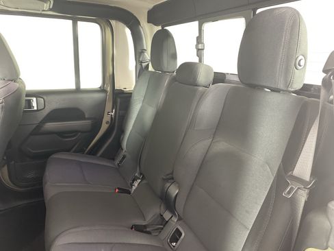 Used 2020 Jeep Gladiator Overland AWD/4WD image 16
